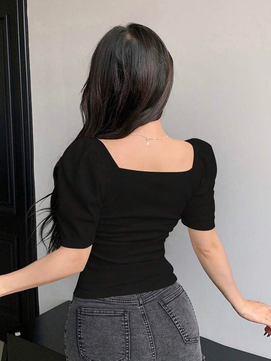 SHEIN DAZY تي شيرت أسود ضيق بياقة مربعة وأكمام منتفخة