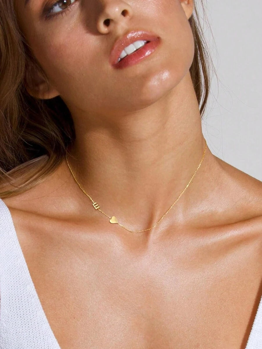 SHEIN Tsnamer قلادة بشكل قلب بحرف مائل