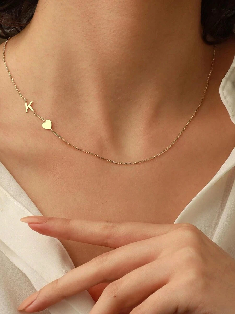SHEIN Tsnamer قلادة بشكل قلب بحرف مائل