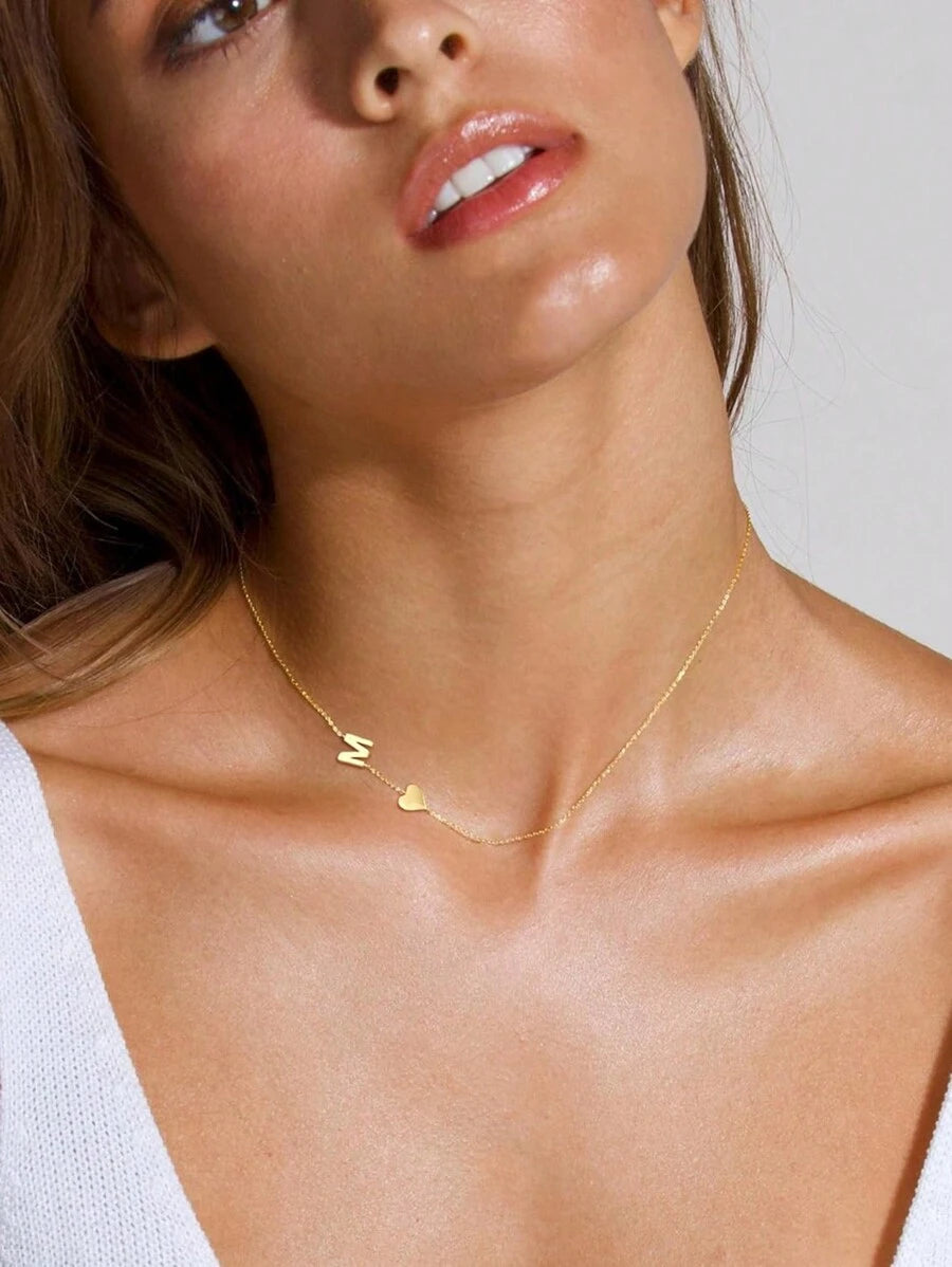 SHEIN Tsnamer قلادة بشكل قلب بحرف مائل