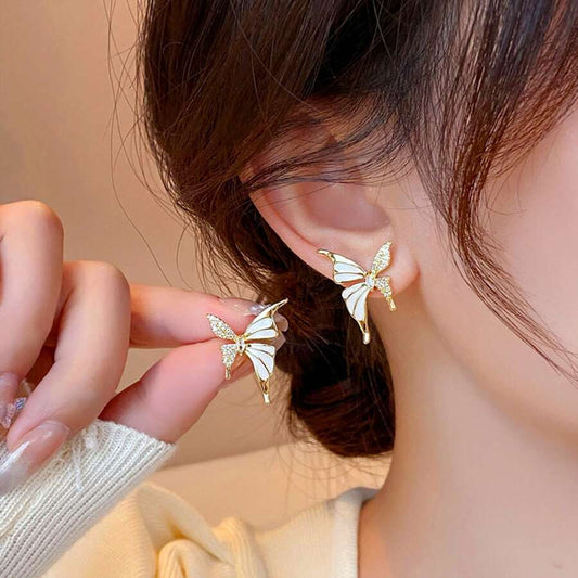 SHEIN زوج أقراط ذهبية على شكل فراشة
