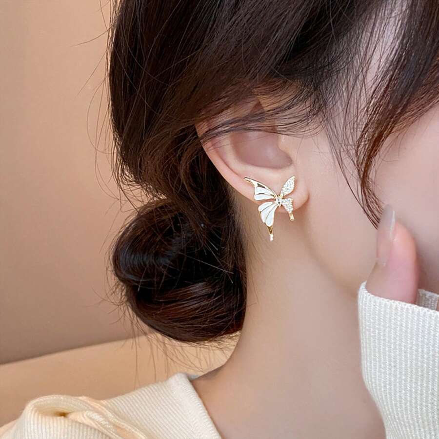 SHEIN زوج أقراط ذهبية على شكل فراشة