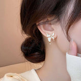 SHEIN زوج أقراط ذهبية على شكل فراشة