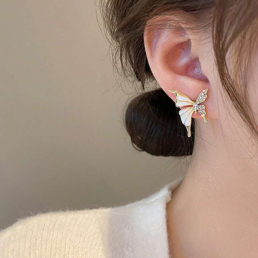 SHEIN زوج أقراط ذهبية على شكل فراشة