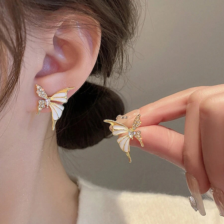 SHEIN زوج أقراط ذهبية على شكل فراشة