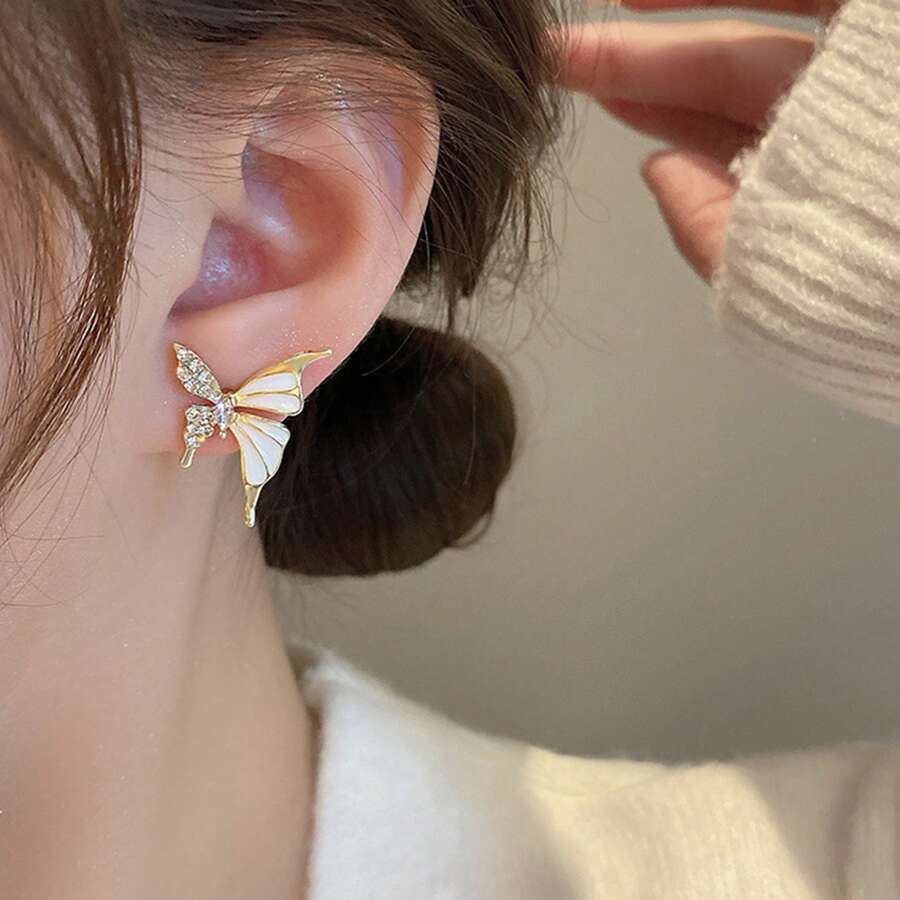 SHEIN زوج أقراط ذهبية على شكل فراشة