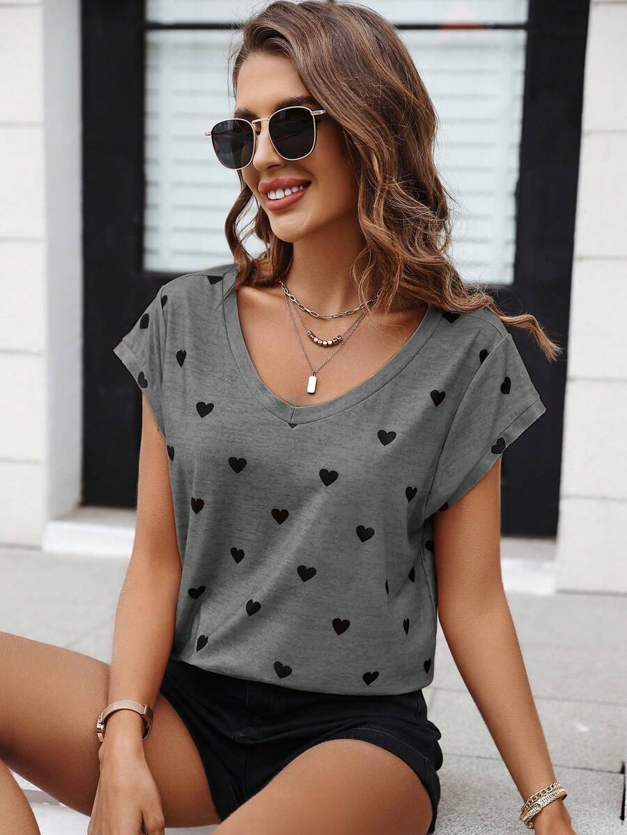 SHEIN LUNE تي شيرت رمادي بطبعة قلوب أنيقة