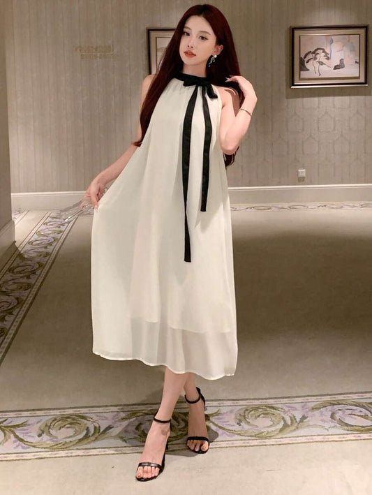 SHEIN DAZY فستان بلون بيج بدون أكمام