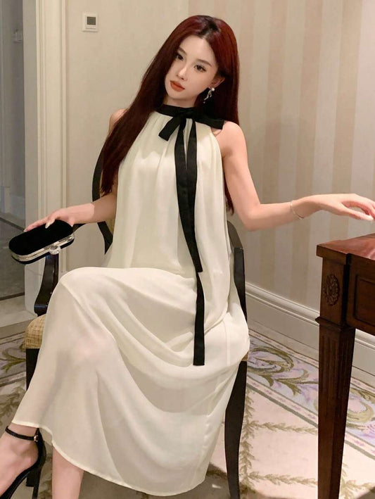 SHEIN DAZY فستان بلون بيج بدون أكمام