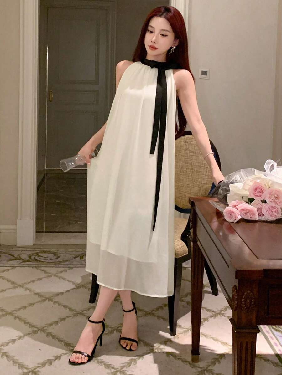 SHEIN DAZY فستان بلون بيج بدون أكمام