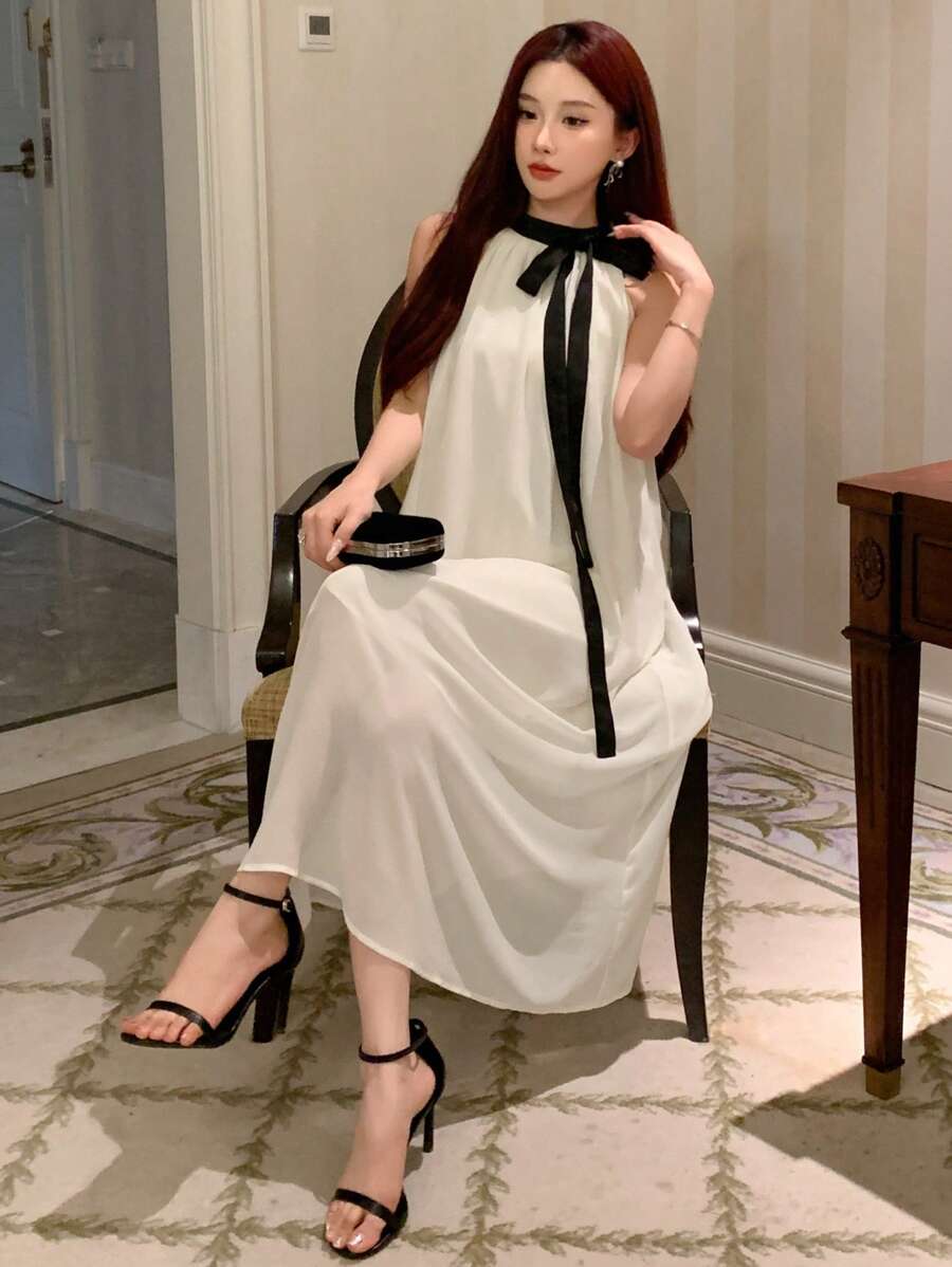 SHEIN DAZY فستان بلون بيج بدون أكمام