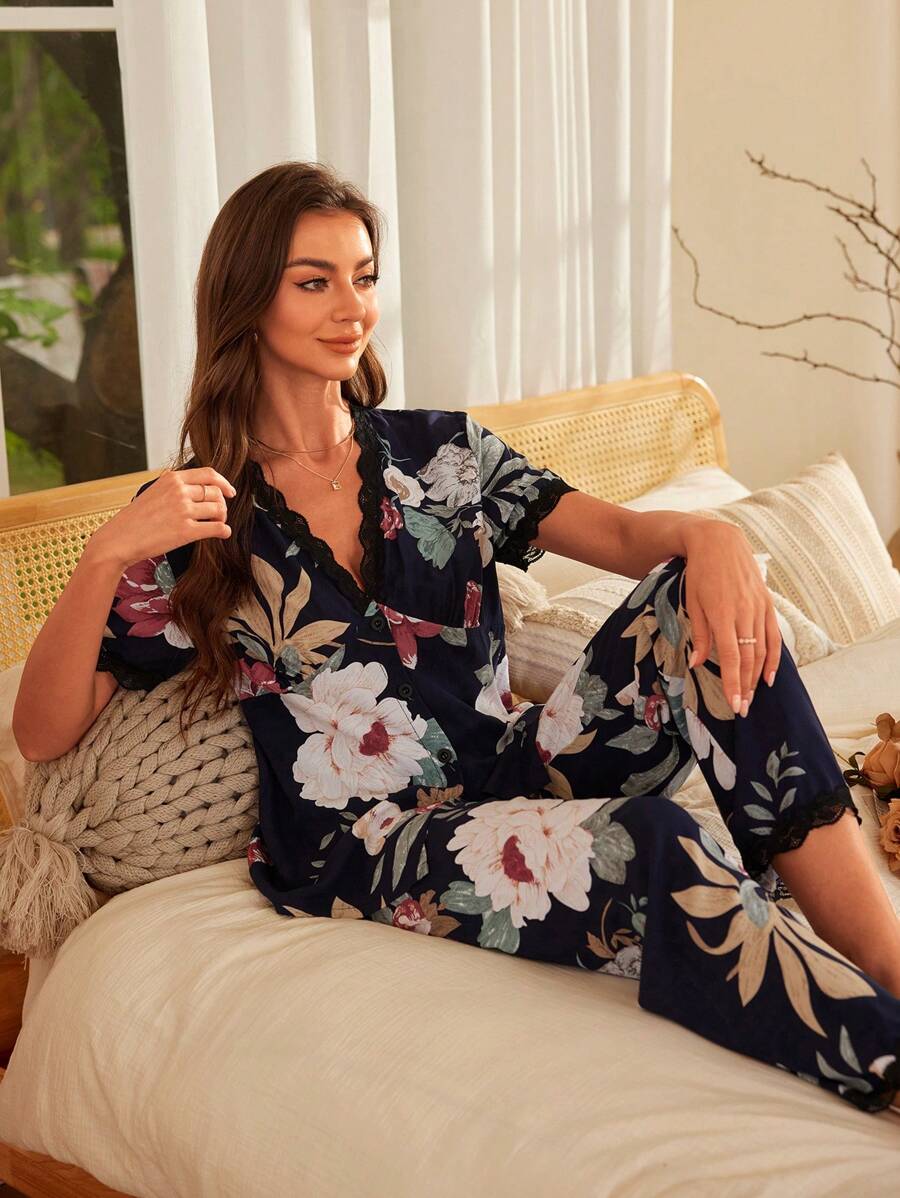 SHEIN Serenescape طقم بيجامة مزين بالزهور والدانتيل