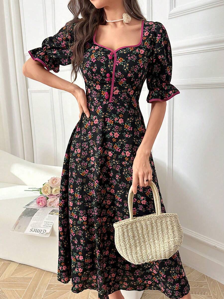 SHEIN Modelyn فستان مطبّع بالزهور الصغيرة بقصّة قلب بوهو أنيق