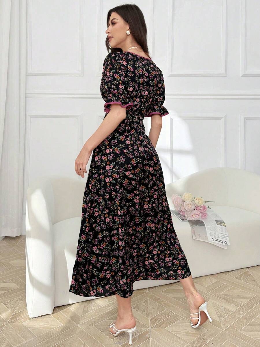 SHEIN Modelyn فستان مطبّع بالزهور الصغيرة بقصّة قلب بوهو أنيق