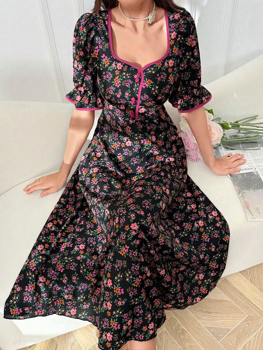 SHEIN Modelyn فستان مطبّع بالزهور الصغيرة بقصّة قلب بوهو أنيق