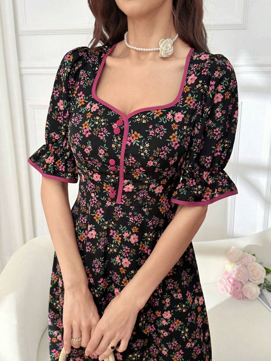 SHEIN Modelyn فستان مطبّع بالزهور الصغيرة بقصّة قلب بوهو أنيق