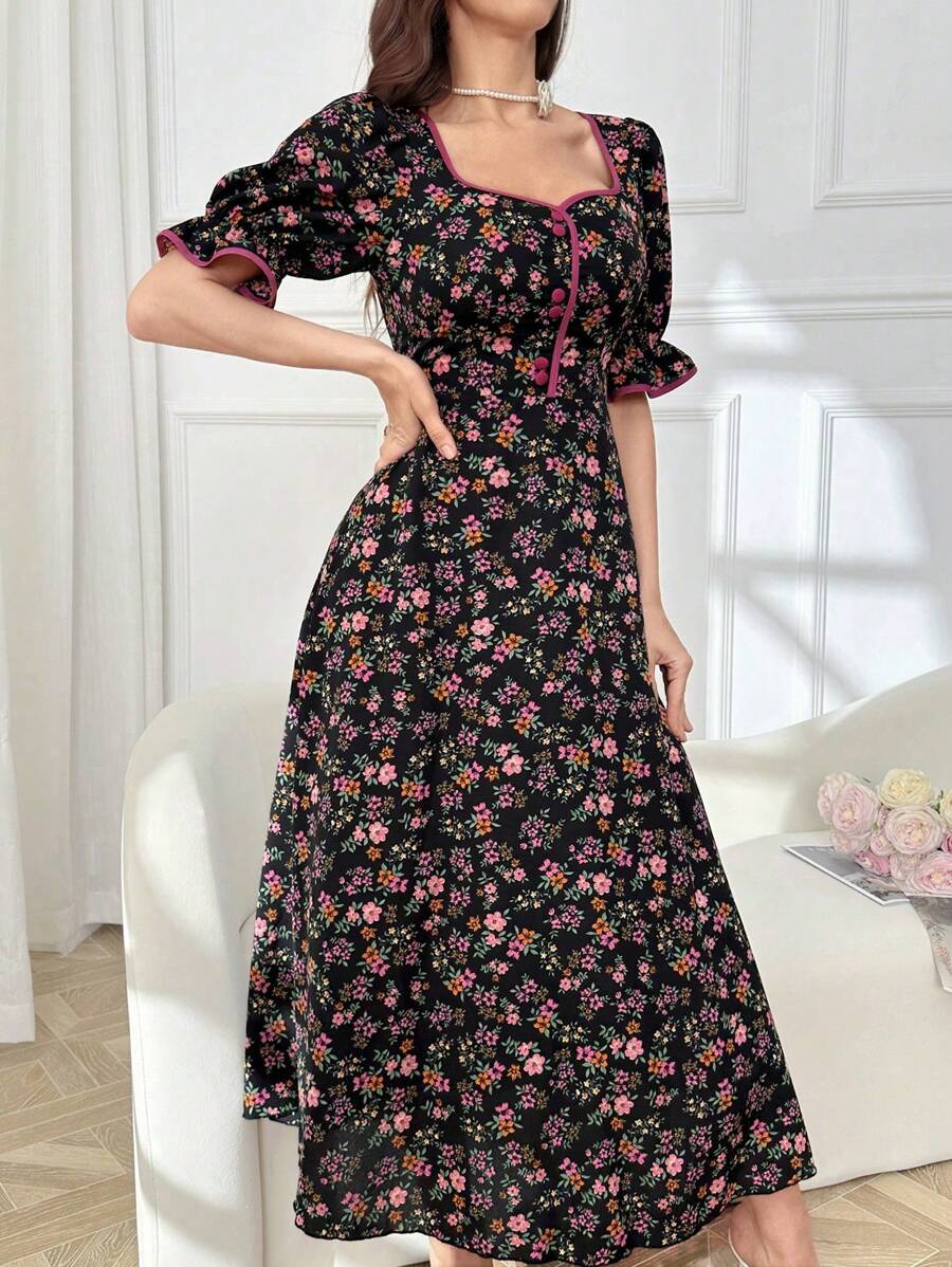 SHEIN Modelyn فستان مطبّع بالزهور الصغيرة بقصّة قلب بوهو أنيق