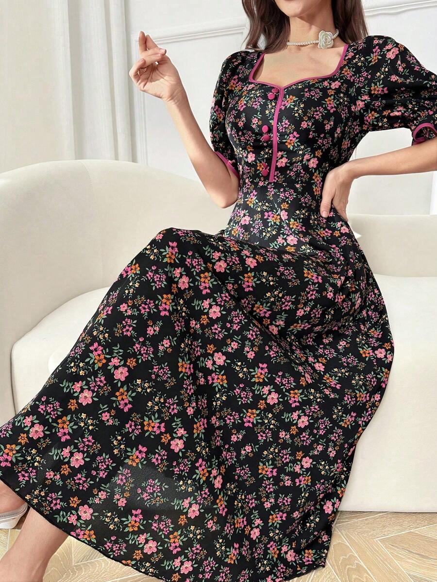 SHEIN Modelyn فستان مطبّع بالزهور الصغيرة بقصّة قلب بوهو أنيق