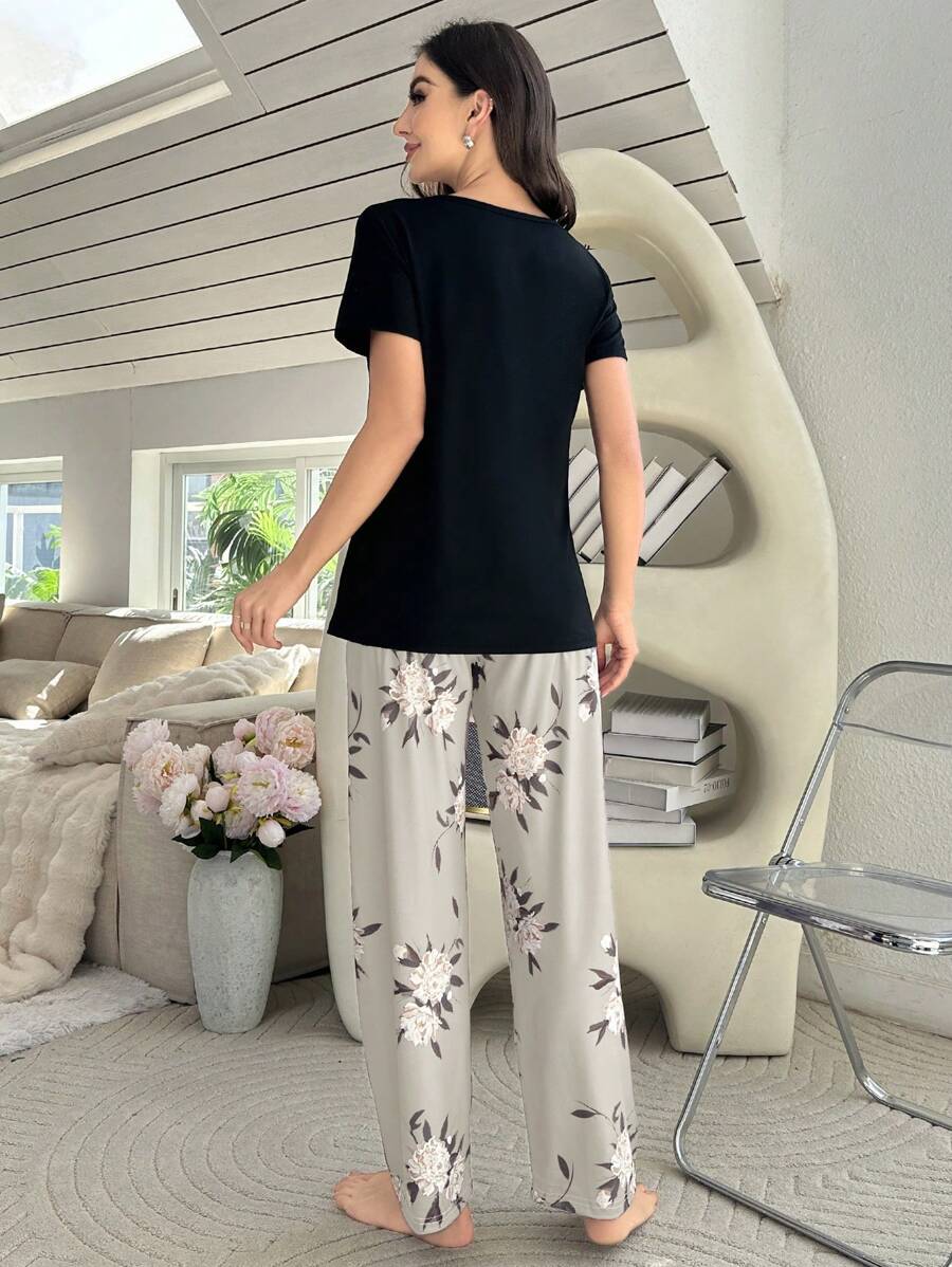 SHEIN مجموعة بيجاما مطبوعة بأكمام قصيرة بالألوان المتباينة وسروال طويل مزين بطبعات زهو