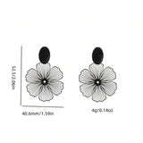 SHEIN زوج أقراط كليب بتصميم أزهار سوداء