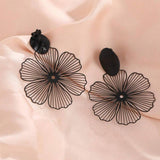 SHEIN زوج أقراط كليب بتصميم أزهار سوداء