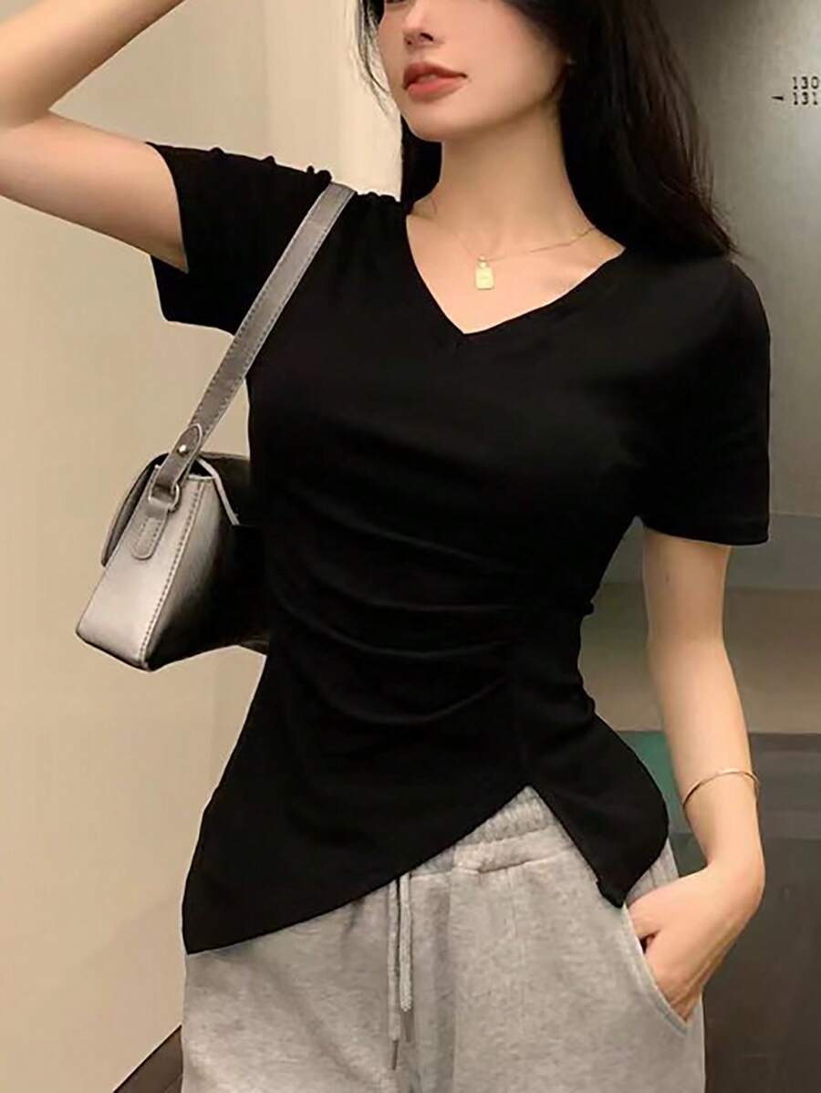 SHEIN INAWLY Solva تي شيرت أسود بأكمام قصيرة بخصر مجعد وشق جانبي
