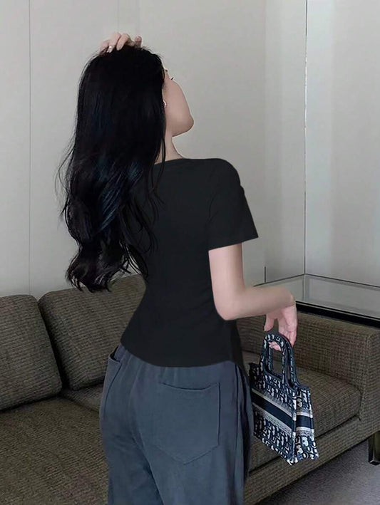 SHEIN INAWLY Solva تي شيرت أسود بأكمام قصيرة بخصر مجعد وشق جانبي