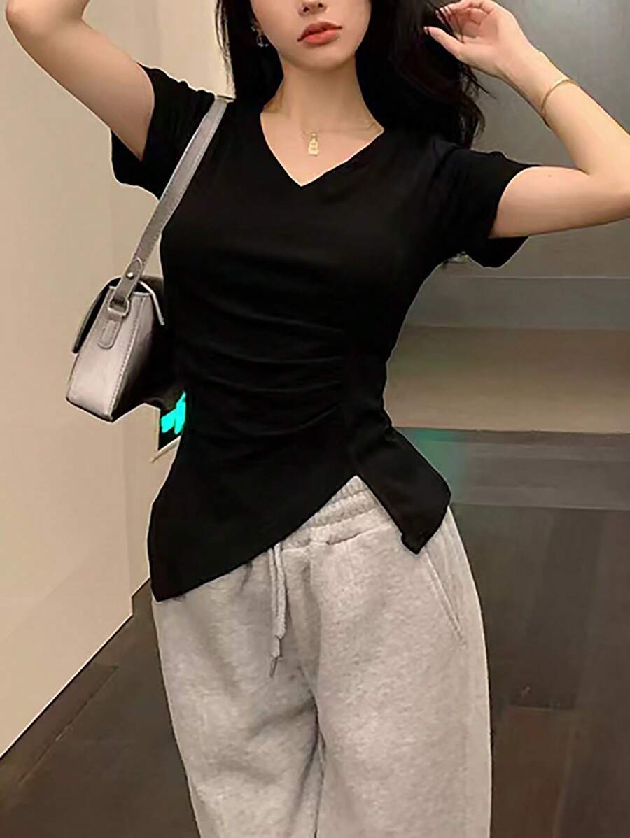SHEIN INAWLY Solva تي شيرت أسود بأكمام قصيرة بخصر مجعد وشق جانبي