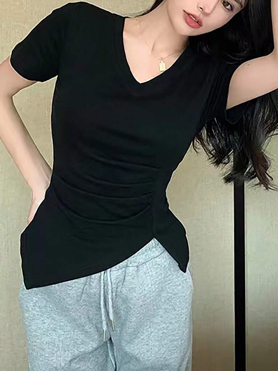 SHEIN INAWLY Solva تي شيرت أسود بأكمام قصيرة بخصر مجعد وشق جانبي