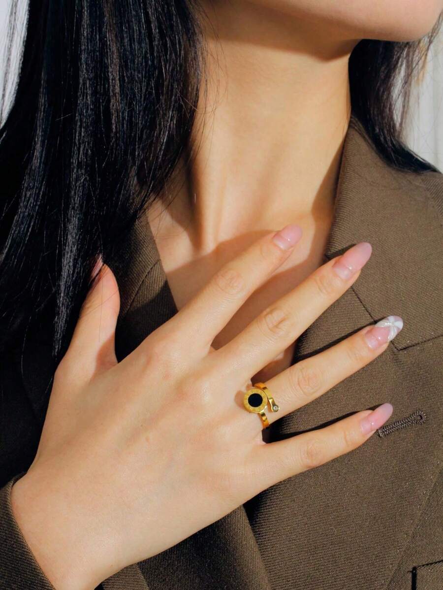 SHEIN خاتم فولاذ برقم روماني مطلي بالذهب وقطعة سوداء