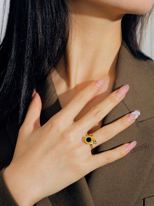 SHEIN خاتم فولاذ برقم روماني مطلي بالذهب وقطعة سوداء