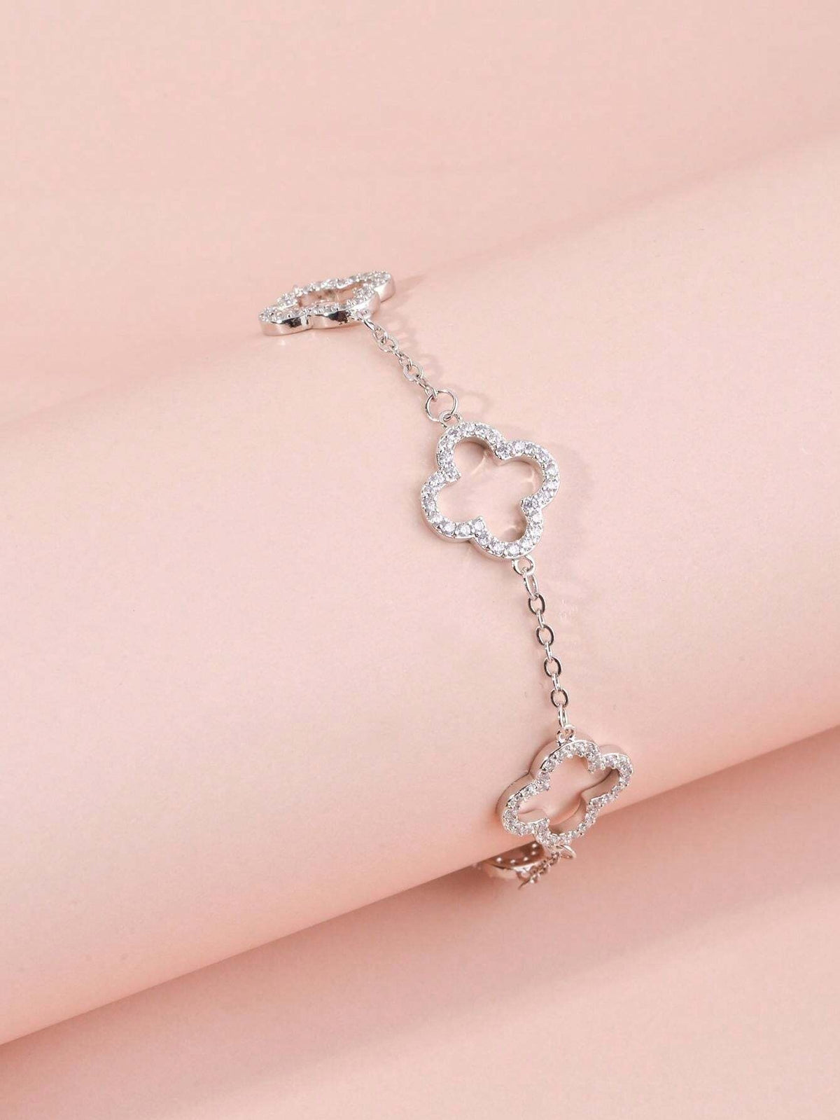 SHEIN سوار أنيق بتصميم رباعي الأوراق مزين بزركون لامع