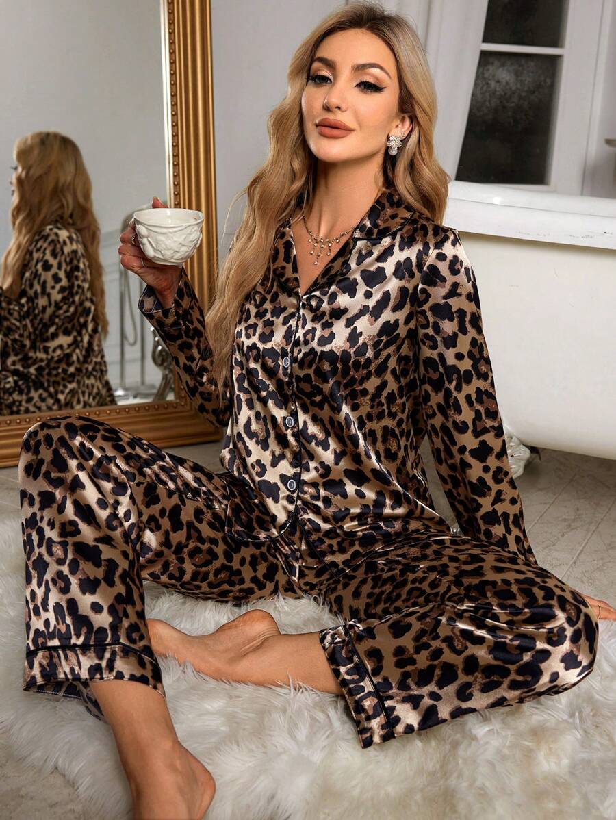 Shein LuxeNights طقم بيجاما نسائي بطية طوق بتصميم نمط جلد فهد من الحرير الاصطناعي يحتوي على ملابس علوية وبنطال