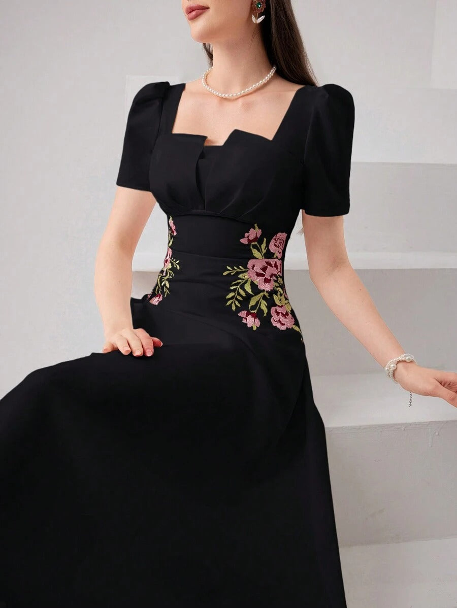 SHEIN Modelyn فستان أسود مطرز بالزهور بأكمام منتفخة