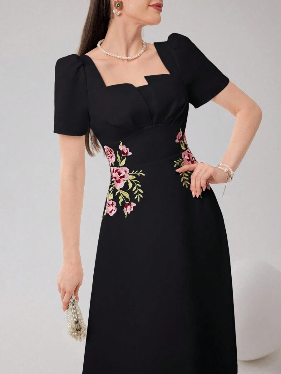 SHEIN Modelyn فستان أسود مطرز بالزهور بأكمام منتفخة