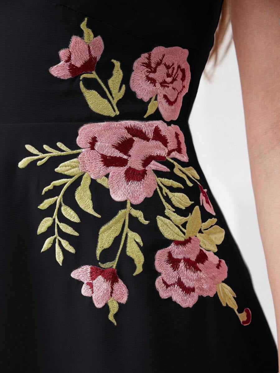 SHEIN Modelyn فستان أسود مطرز بالزهور بأكمام منتفخة