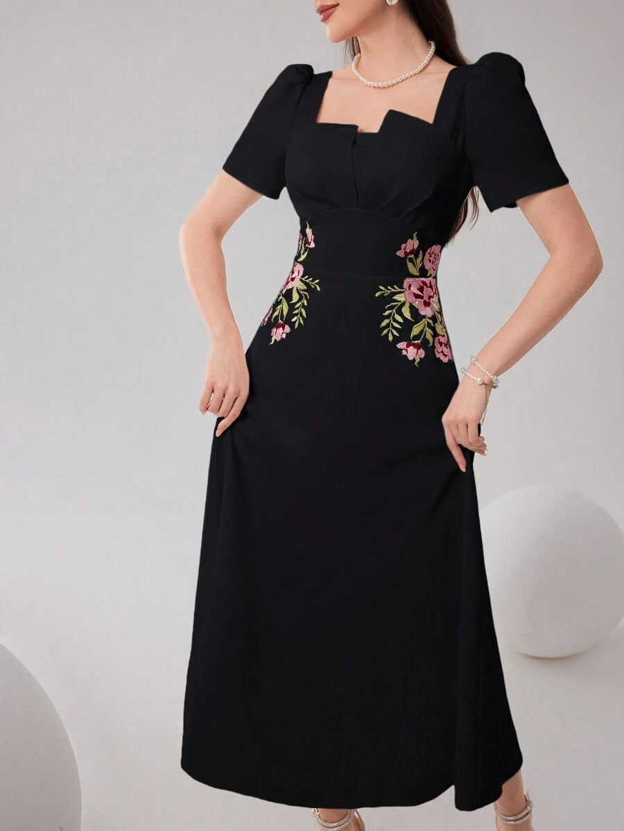 SHEIN Modelyn فستان أسود مطرز بالزهور بأكمام منتفخة