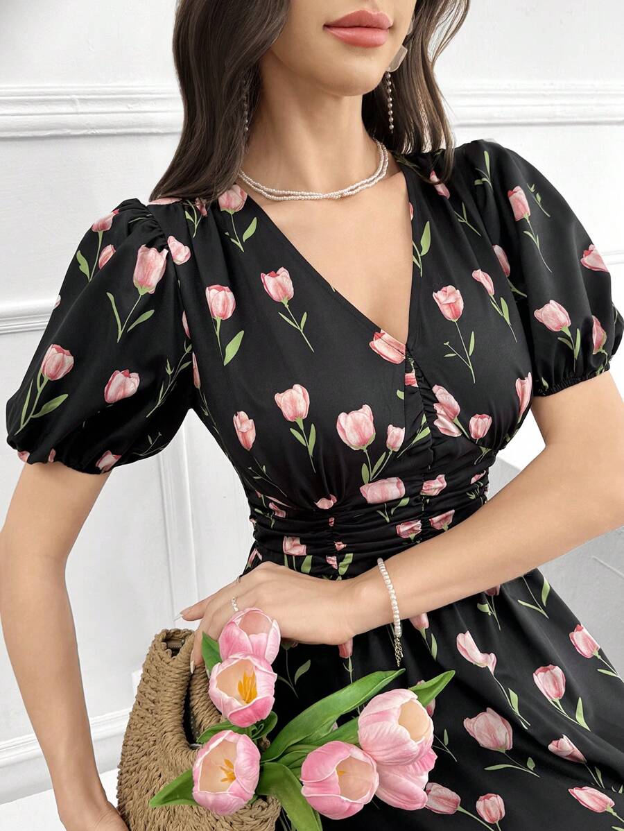 SHEIN Modelyn فستان أسود بأكمام منتفخة وخصر منكمش بطبعة زهور التوليب