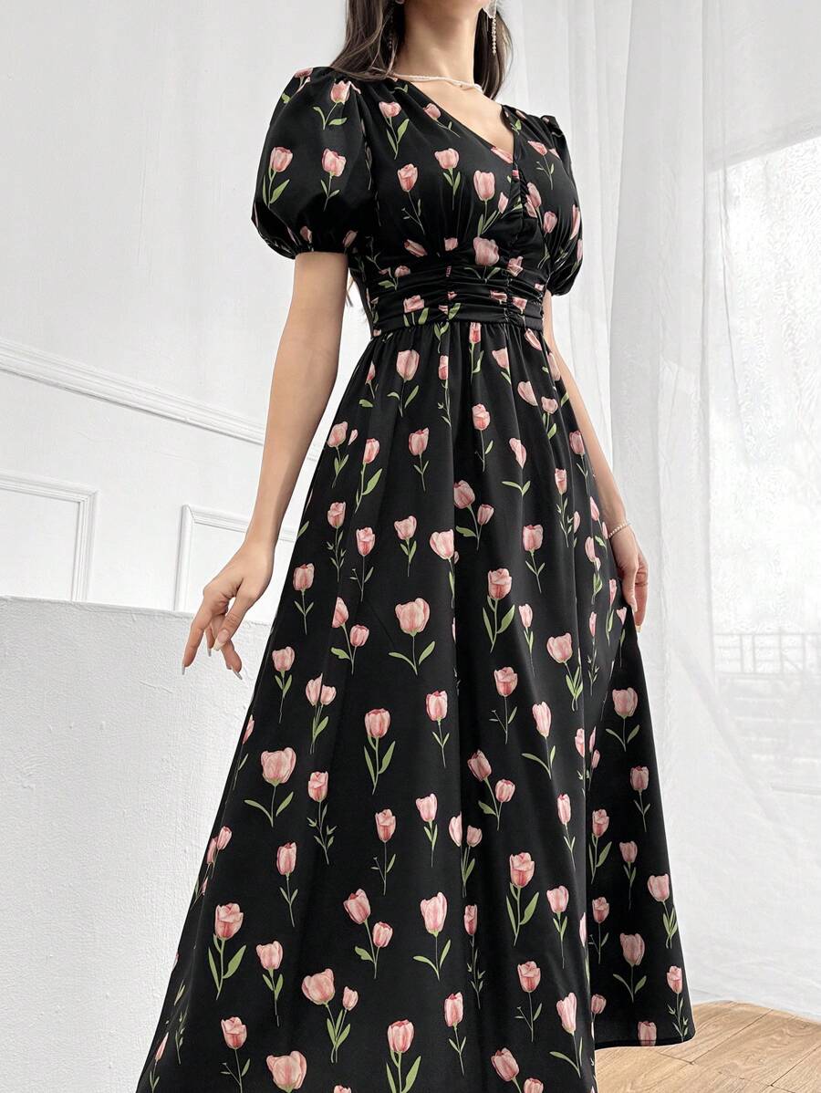 SHEIN Modelyn فستان أسود بأكمام منتفخة وخصر منكمش بطبعة زهور التوليب
