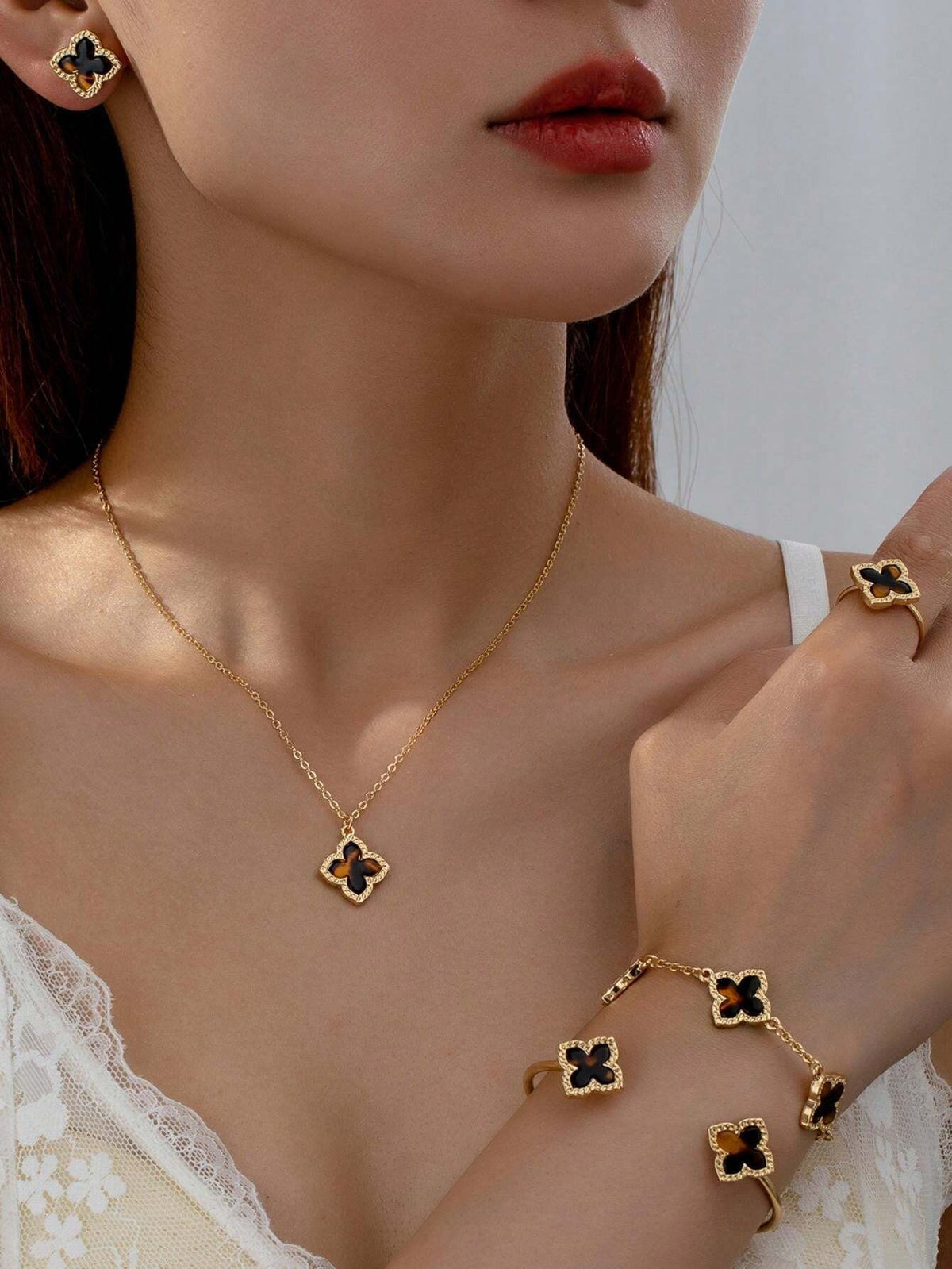 SHEIN مجموعة مجوهرات مكونة من 6 قطع مزينة برسمة أوراق الزهور