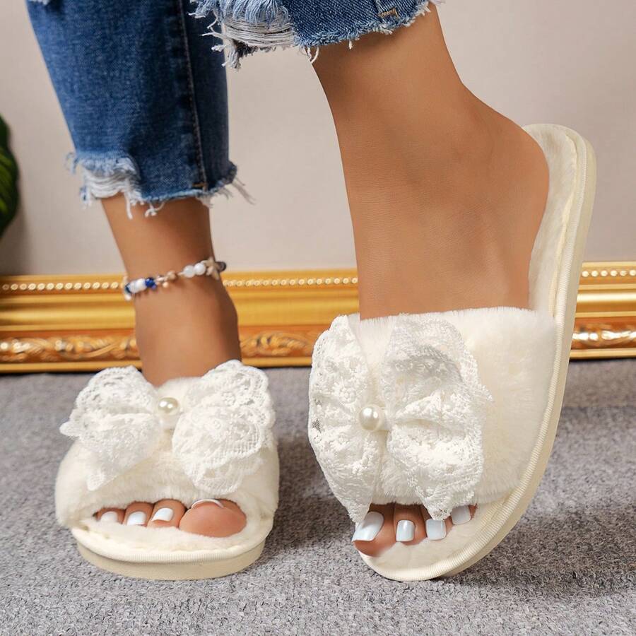 SHEIN شبشب منزلي بفتحة أصابع  بتصميم دانتيل ولؤلؤ