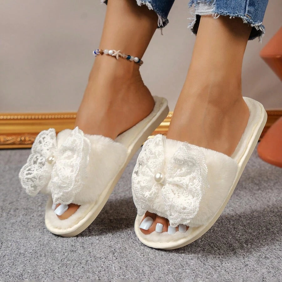 SHEIN شبشب منزلي بفتحة أصابع  بتصميم دانتيل ولؤلؤ