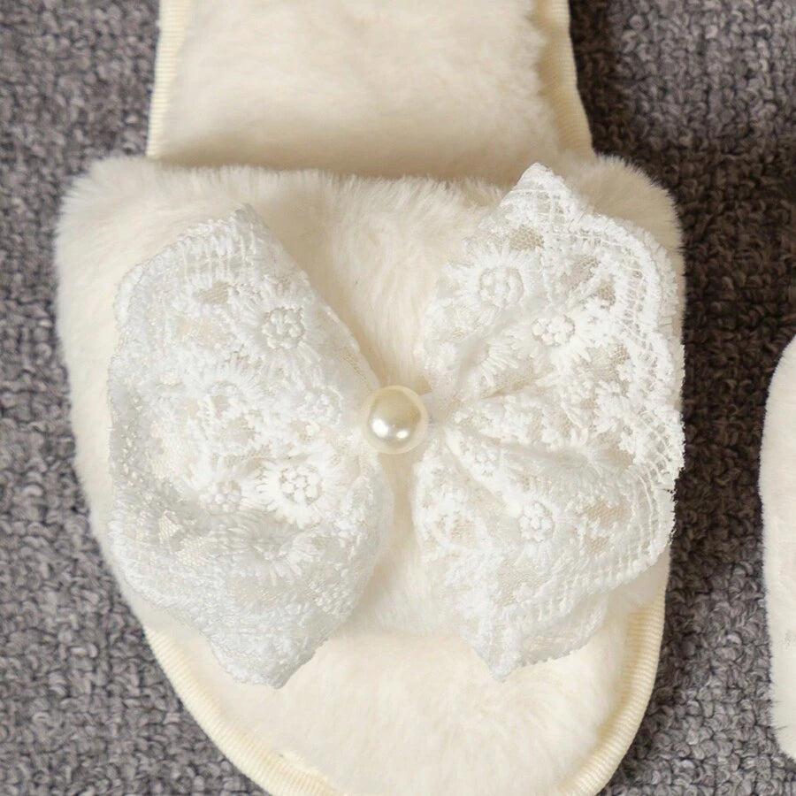SHEIN شبشب منزلي بفتحة أصابع  بتصميم دانتيل ولؤلؤ