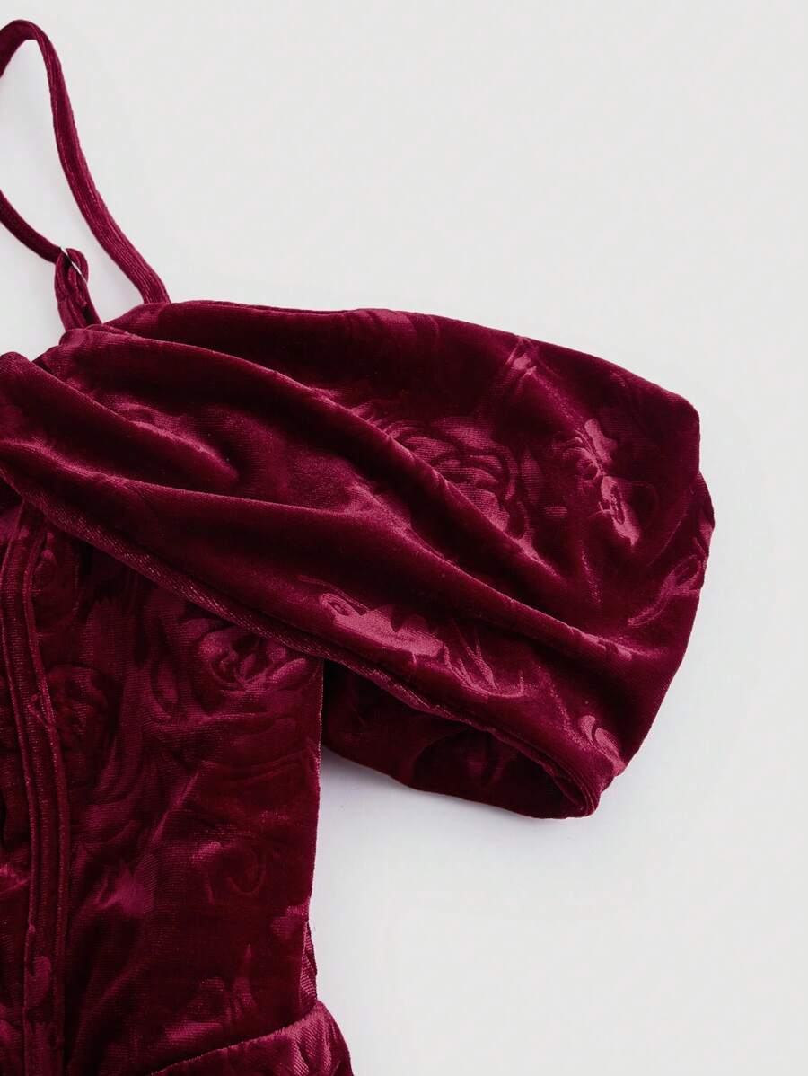 SHEIN MOD فستان طويل مخملي مزخرف باللون العنابي