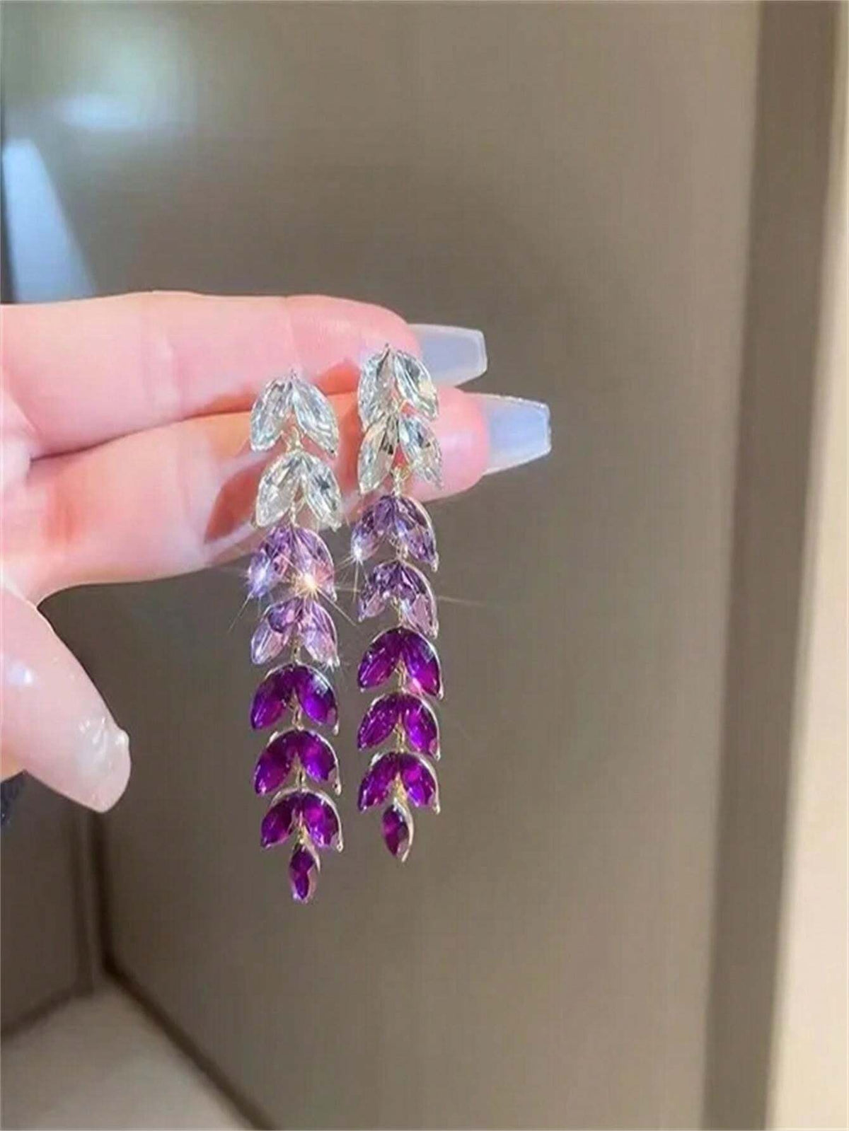 SHEIN زوج واحد من الأقراط بتصميم أوراق الشجر أنيق يلمع