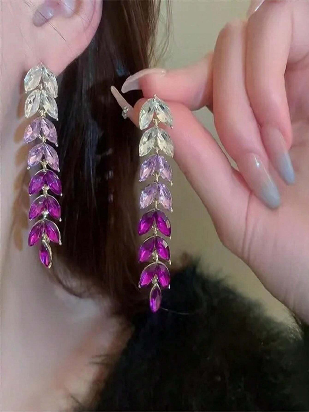 SHEIN زوج واحد من الأقراط بتصميم أوراق الشجر أنيق يلمع
