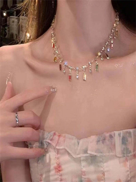 SHEIN قلادة بفصوص بلورية ملونة لامعة