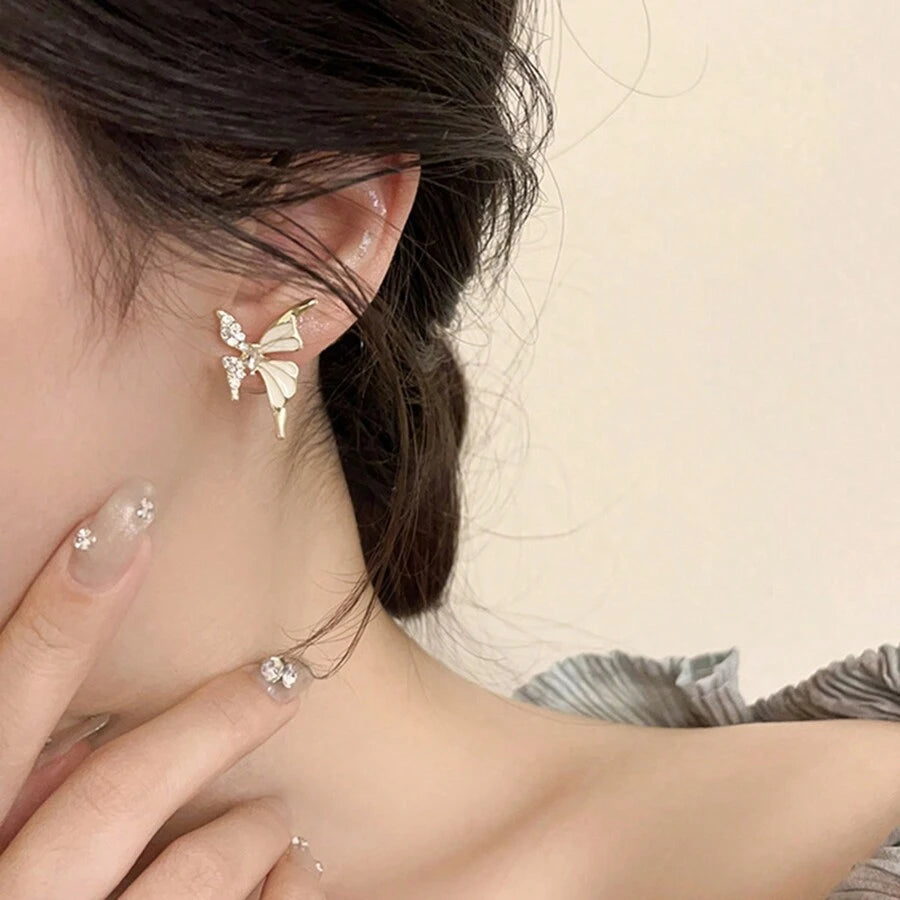 SHEIN زوج أقراط ذهبية على شكل فراشة