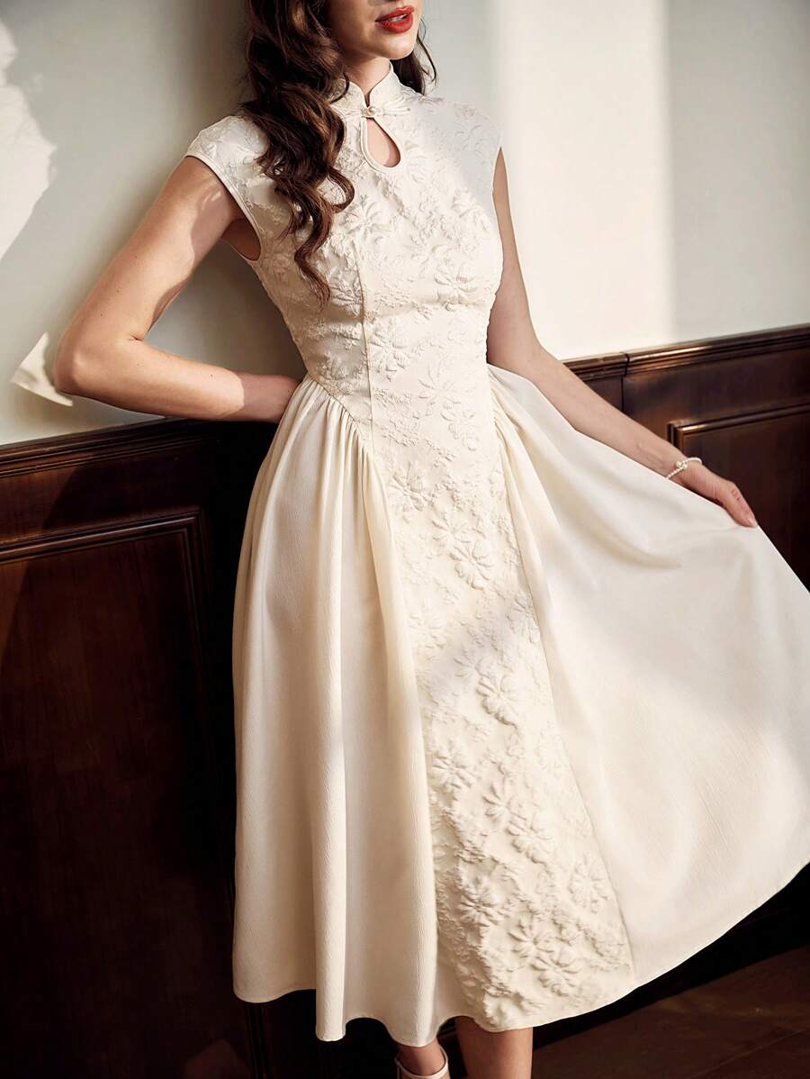 SHEIN Vintamour فستان بيج بطوق تشاو وقماش جاكارد زهري