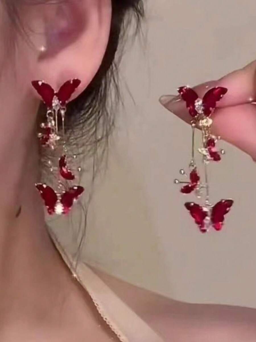 SHEIN زوج أقراط فراشة شراشيب باللون الأحمر الفخم